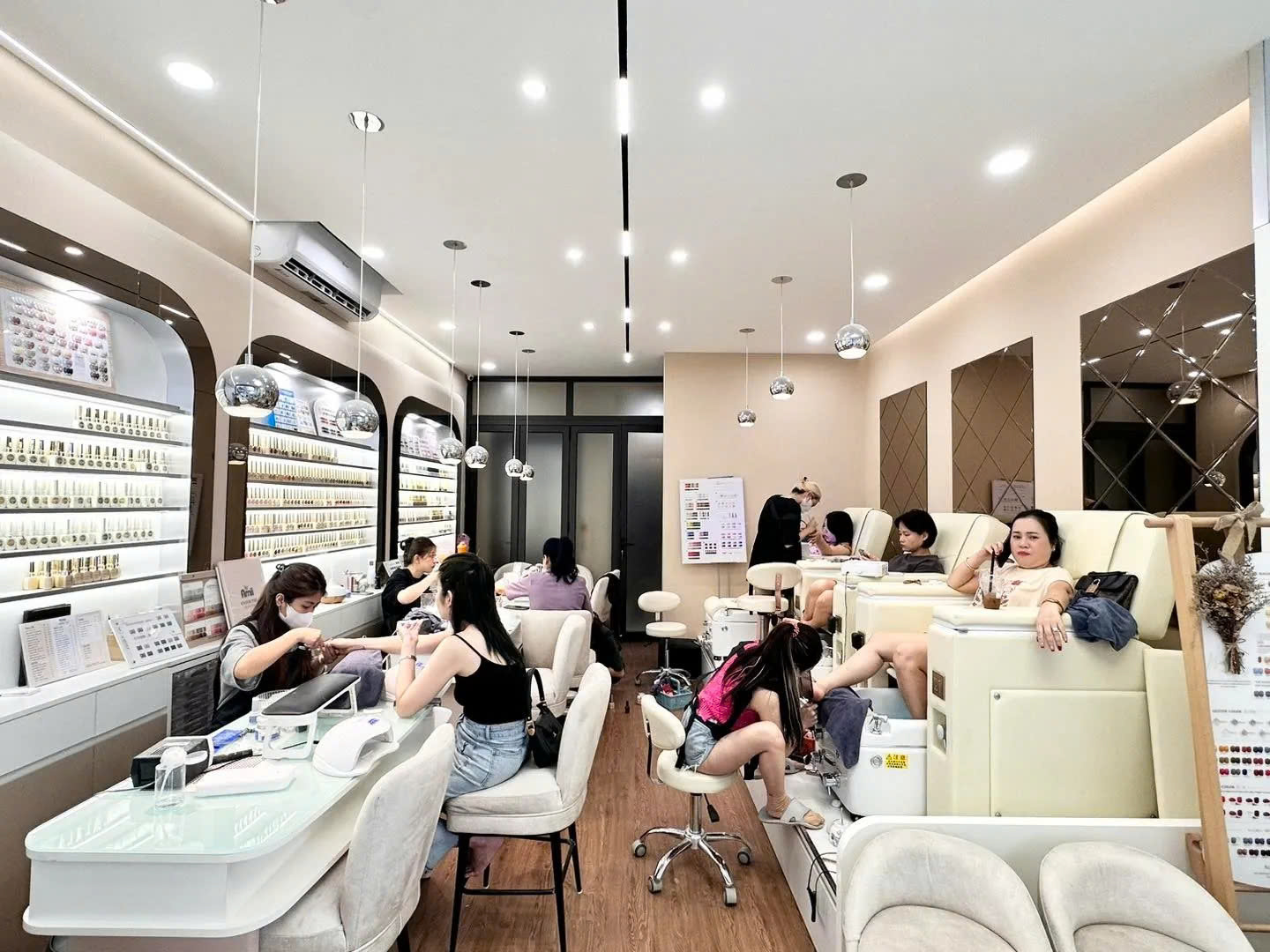 Máy lọc không khí tiệm nail