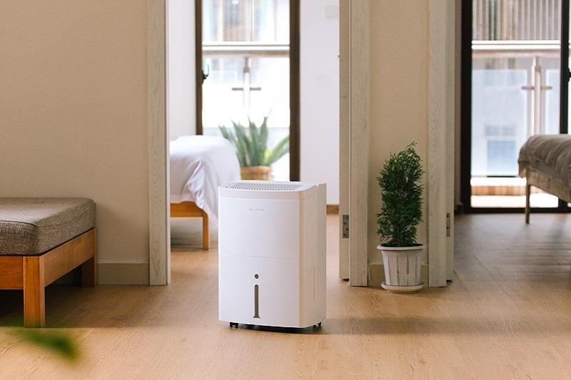 4. Lợi ích vượt trội về di chuyển và vận hành của <strong><em>máy hút ẩm công nghiệp di động dễ sử dụng</em></strong>” style=”max-width:100%;height:auto;” /><br /></figure><p>Khả năng di chuyển linh hoạt là ưu điểm cốt lõi của dòng máy này. Nhờ thiết kế tối ưu, người dùng có thể dễ dàng đẩy hoặc kéo máy đến vị trí mong muốn mà không cần công cụ hay kỹ thuật đặc biệt.</p><p>Điều này không chỉ tiết kiệm thời gian mà còn giảm thiểu chi phí nhân công cho việc vận chuyển và cài đặt. Việc vận hành <strong><em>máy hút ẩm công nghiệp di động dễ sử dụng</em></strong> thường chỉ bao gồm vài thao tác đơn giản như cài đặt độ ẩm mong muốn và bật nguồn.</p><p>Ngoài ra, các nhà sản xuất hiện nay đã tích hợp nhiều công nghệ tiên tiến giúp máy hoạt động hiệu quả hơn. Ví dụ, nhiều dòng máy được trang bị cảm biến độ ẩm tự động, tự động bật/tắt để duy trì mức độ ẩm cài đặt, giúp tiết kiệm năng lượng và tăng tuổi thọ thiết bị.</p><p>Việc bảo trì cũng trở nên đơn giản hơn với các bộ lọc dễ tháo lắp và vệ sinh. Bạn có thể xem thêm các giải pháp hút ẩm hiệu quả tại <a href=