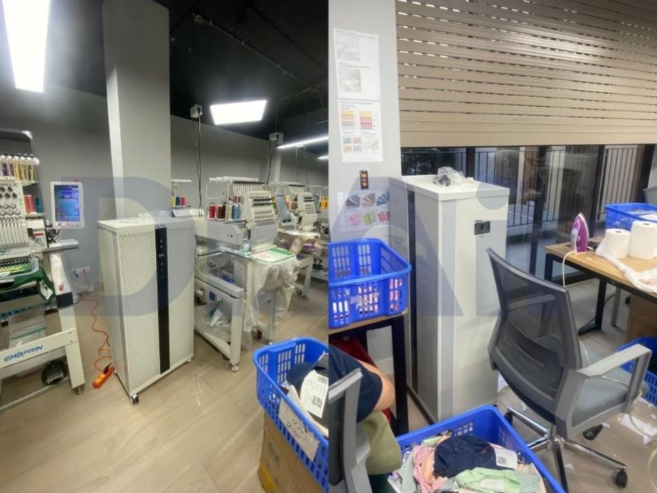 Hai máy lọc không khí công suất lớn DF150 Plus bố trí ở khu máy thêu và khu bàn hoàn thiện sản phẩm