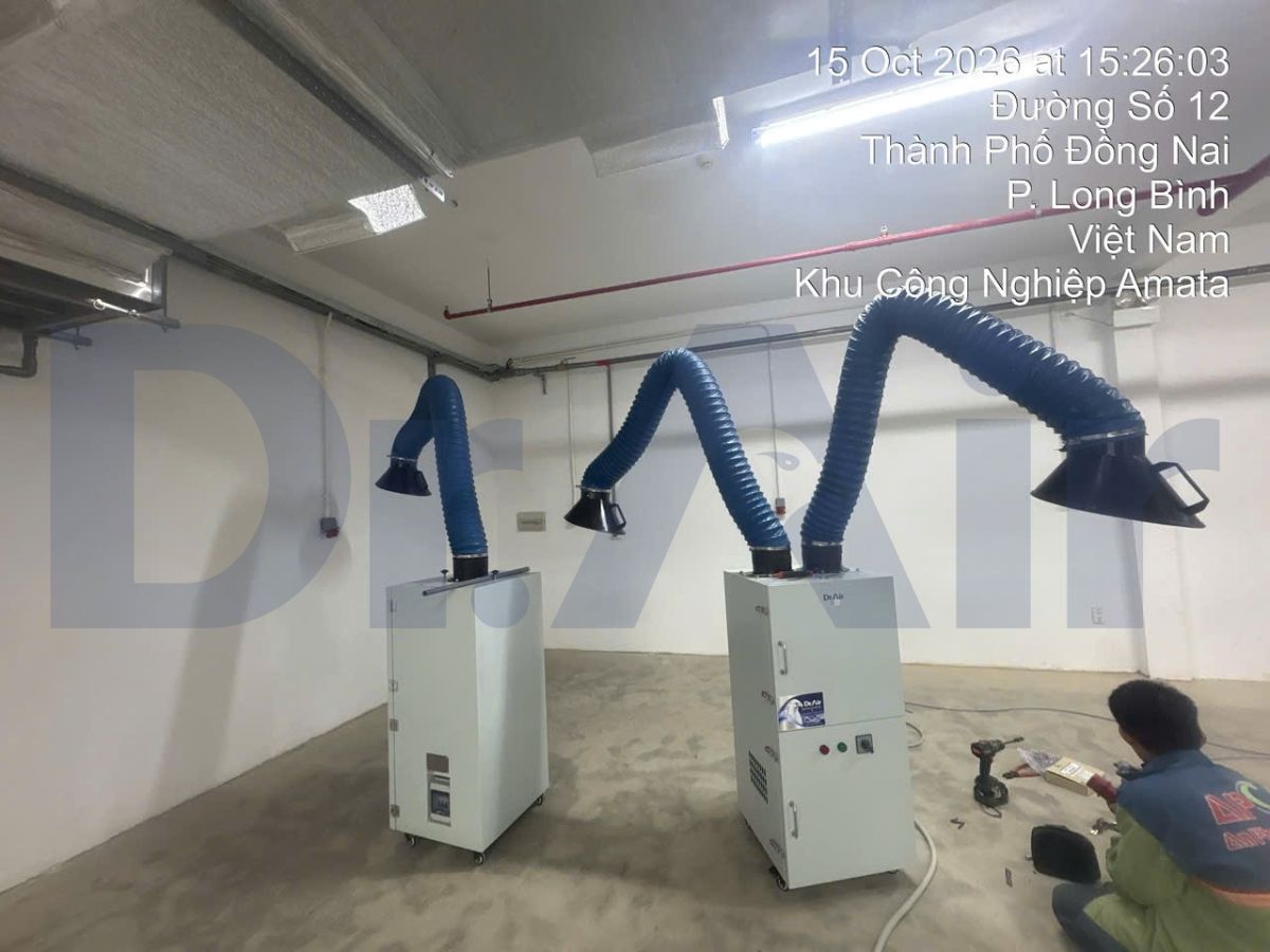 Kỹ thuật viên đấu nối máy hút khói hàn KH-3000 và KH-3600 Plus trong xưởng