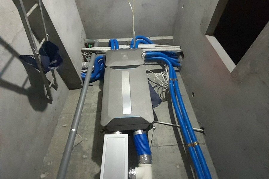 Thiết bị và ống gió của hệ thống cấp khí tươi lắp âm trần