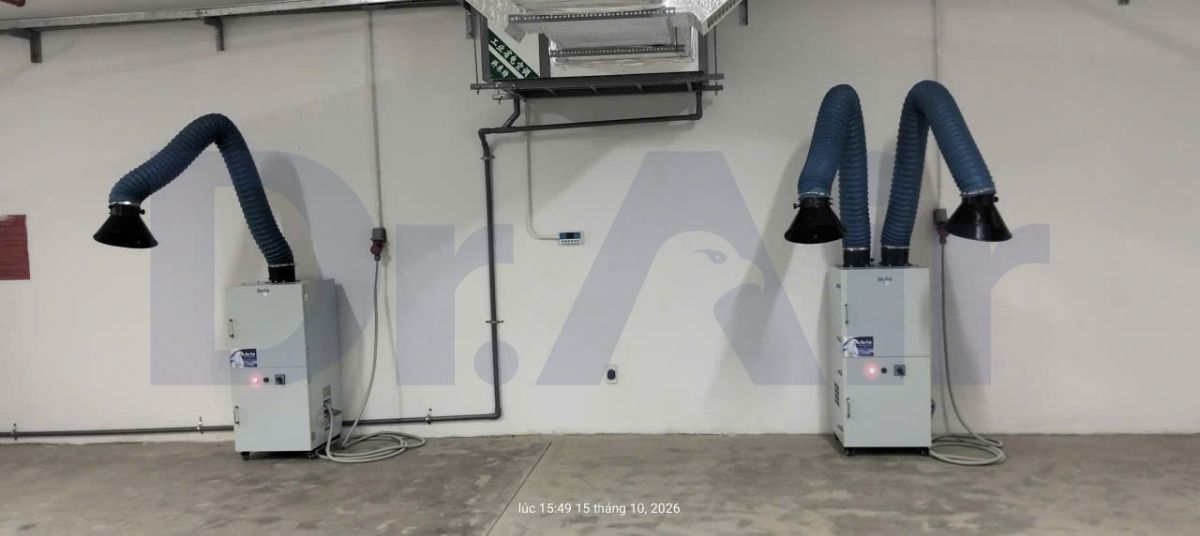 Hai máy lọc khói hàn di động Dr.Air đặt sát tường sau khi cấp điện