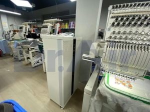 Máy lọc không khí công suất lớn Dr.Air DF150 Plus đặt cạnh máy thêu nhiều đầu kim trong xưởng
