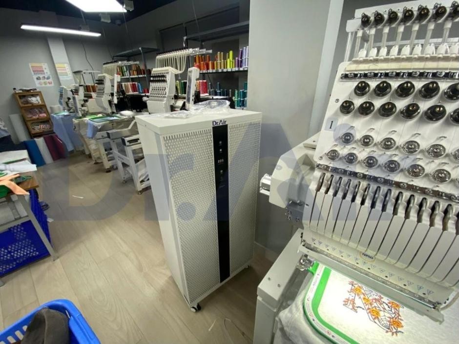 Xưởng sản xuất mũ len, thêu áo tại Hà Nội với dãy máy thêu và máy lọc không khí Dr.Air DF150 Plus